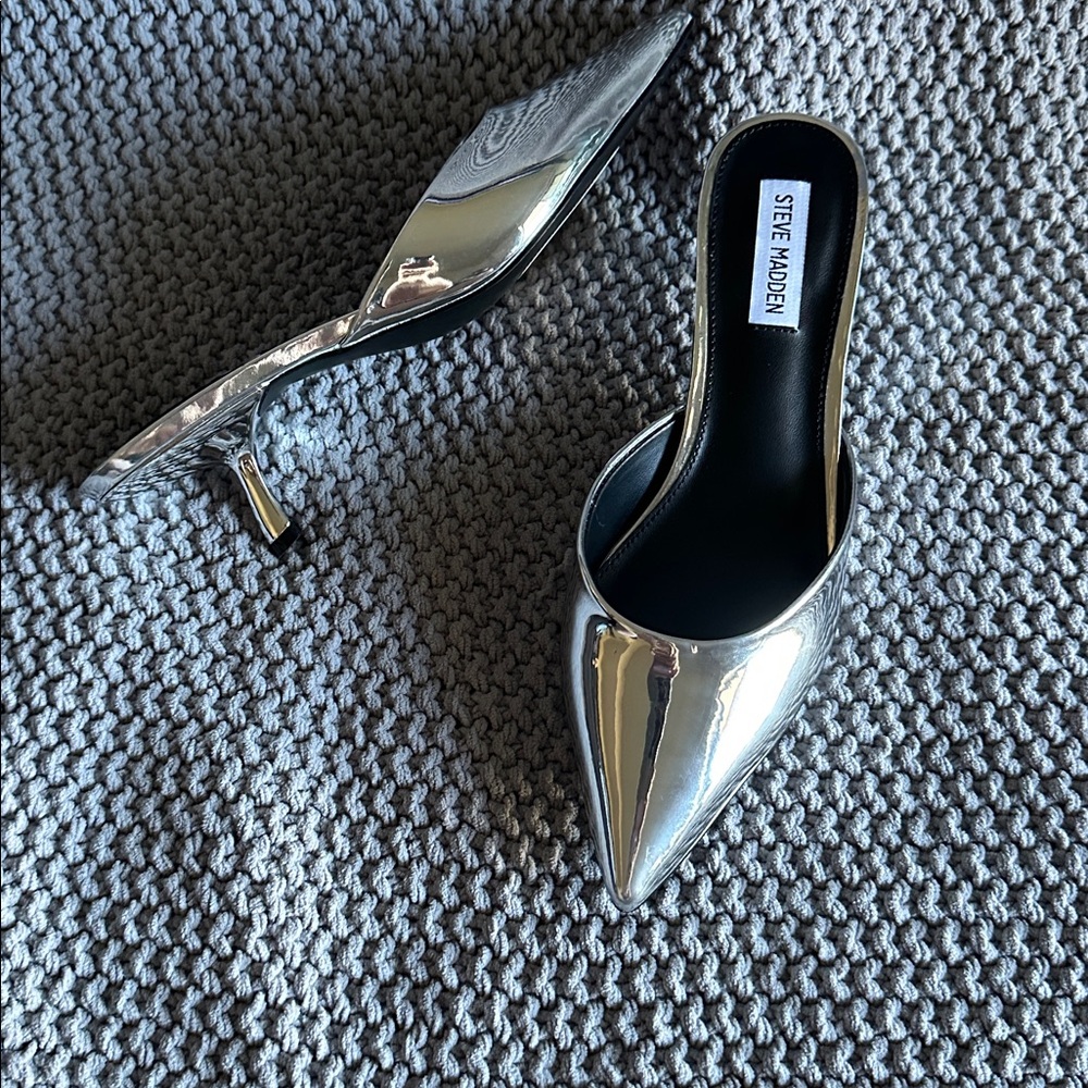 Steve Madden Mariano Metallic Mule in silver mirror metallic.